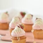 Apfelkuchen mit Rahmguss und Mandelblättchen elegant serviert