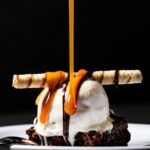 Frischer Apfelkuchen mit Äpfeln auf Holztisch