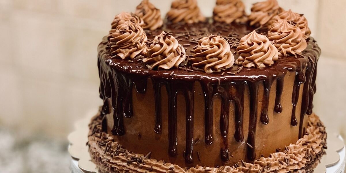 Feiner Apfelkuchen mit Kakao Zimt Streuseln auf Kaffeetafel