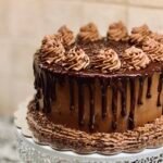 Feiner Apfelkuchen mit Kakao Zimt Streuseln auf Kaffeetafel