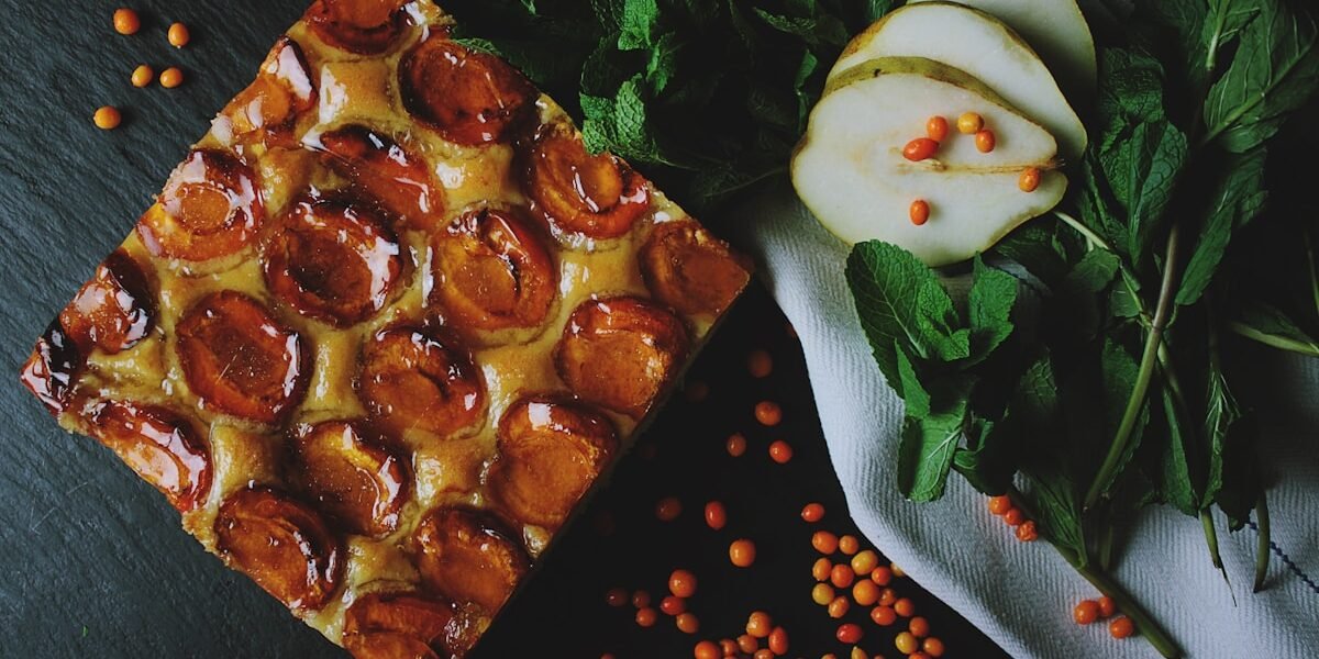 Gestürzter Apfelkuchen mit karamellisierten Äpfeln auf einem Teller