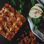 Gestürzter Apfelkuchen mit karamellisierten Äpfeln auf einem Teller