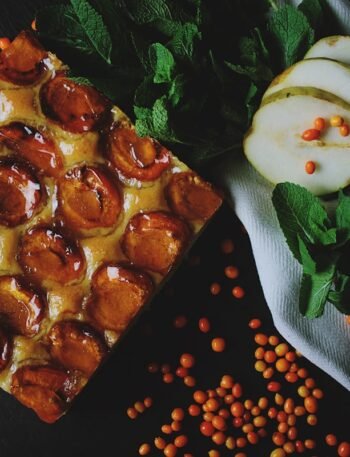 Gestürzter Apfelkuchen mit karamellisierten Äpfeln auf einem Teller