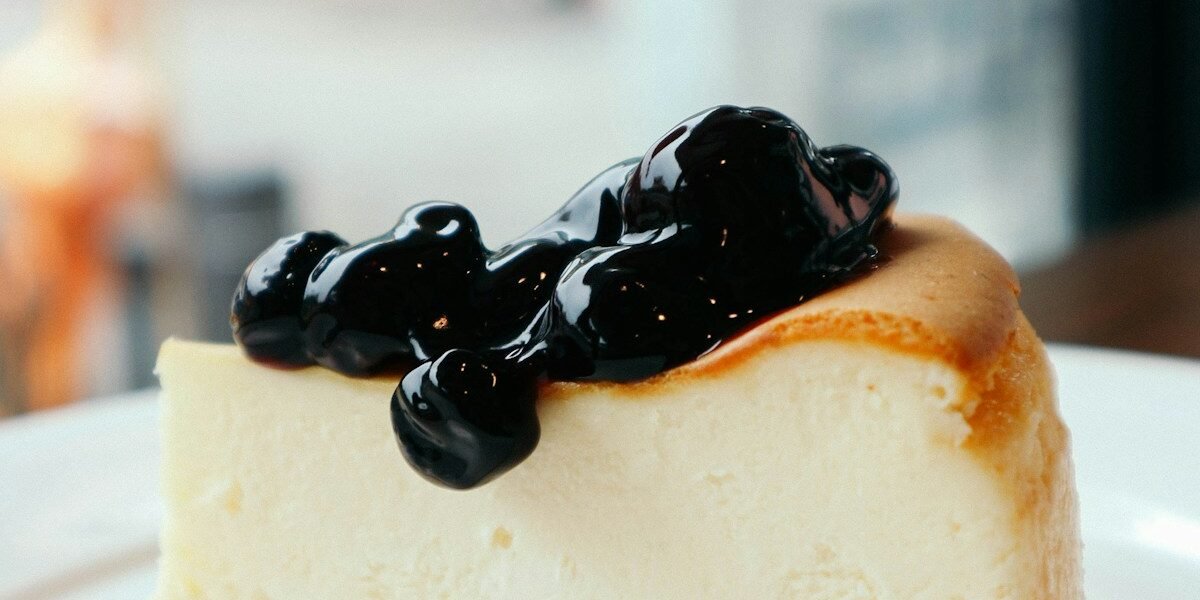 Saftiger Apfelkuchen auf einem Holztisch mit frischen Äpfeln
