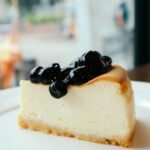 Saftiger Apfelkuchen auf einem Holztisch mit frischen Äpfeln
